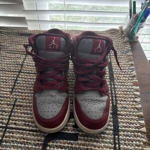 Air Jordan 1 Mid 'Cherrywood Red' Sneakers